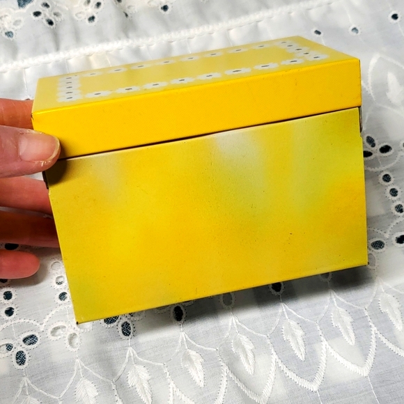 VTG Recipe Tin + Recipes Ohio Art USA Yellow Daisy Flower Bake Kitchen Storage - Picture 6 of 16